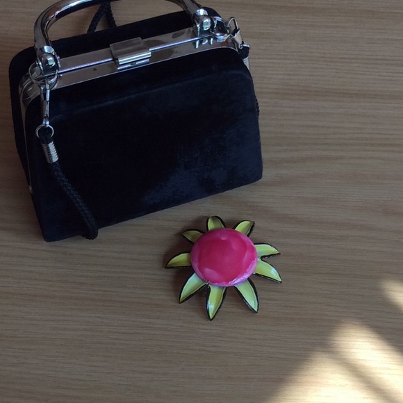 Vintage Red yellow and black brooch with gold back - Picture 3 of 4